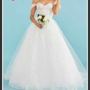 Lea-Ann Belter Rita Ballgown Wedding Dress Off-White Lace Tulle Strapless + Veil